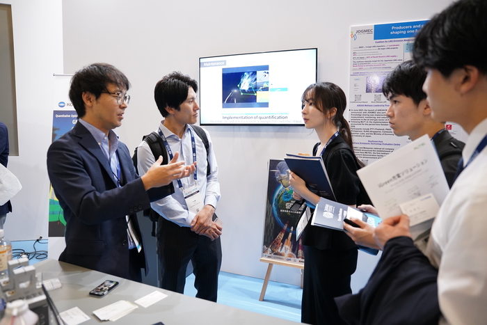 Crowd at an energy informative exhibition in a dmg events show